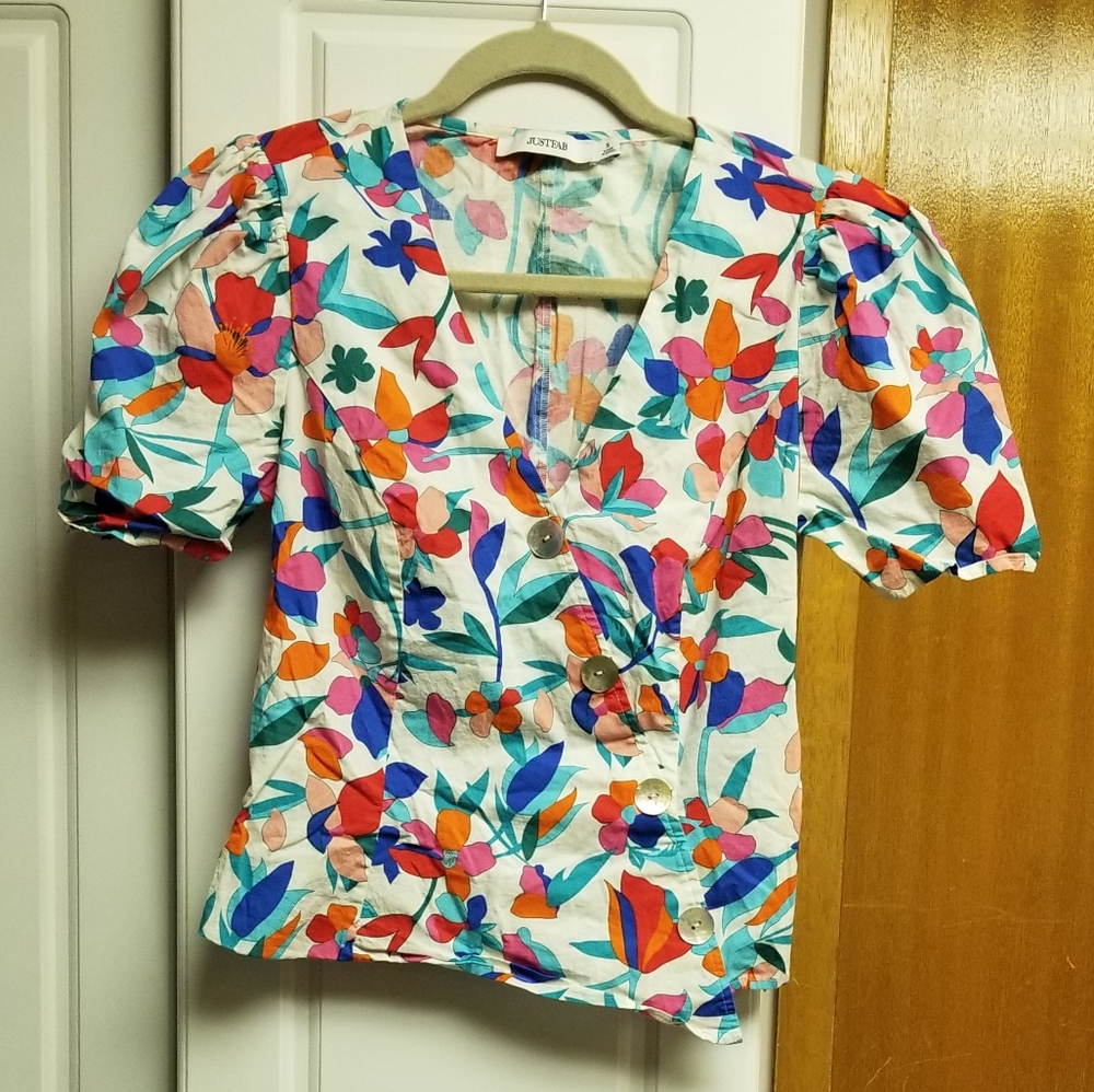 🍁🌺Just Fab floral print top with angled front button enclosure